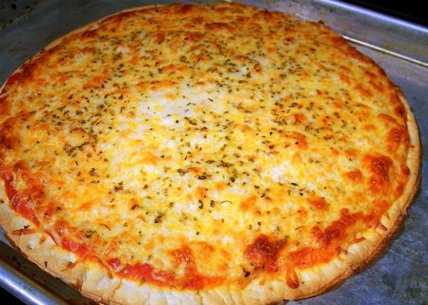 Homemade_cheese_pizza